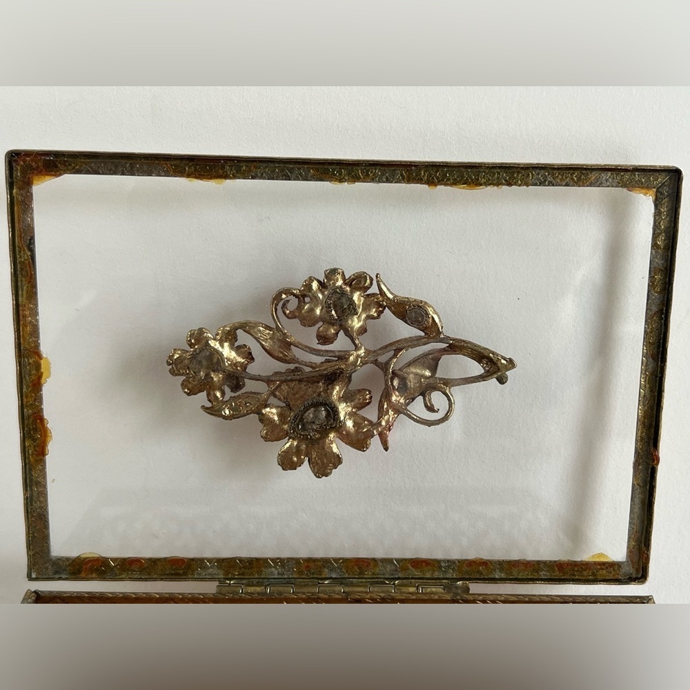 Vintage Antique Daisy Gold Jewelry Box With Glass top. - Picture 14 of 15